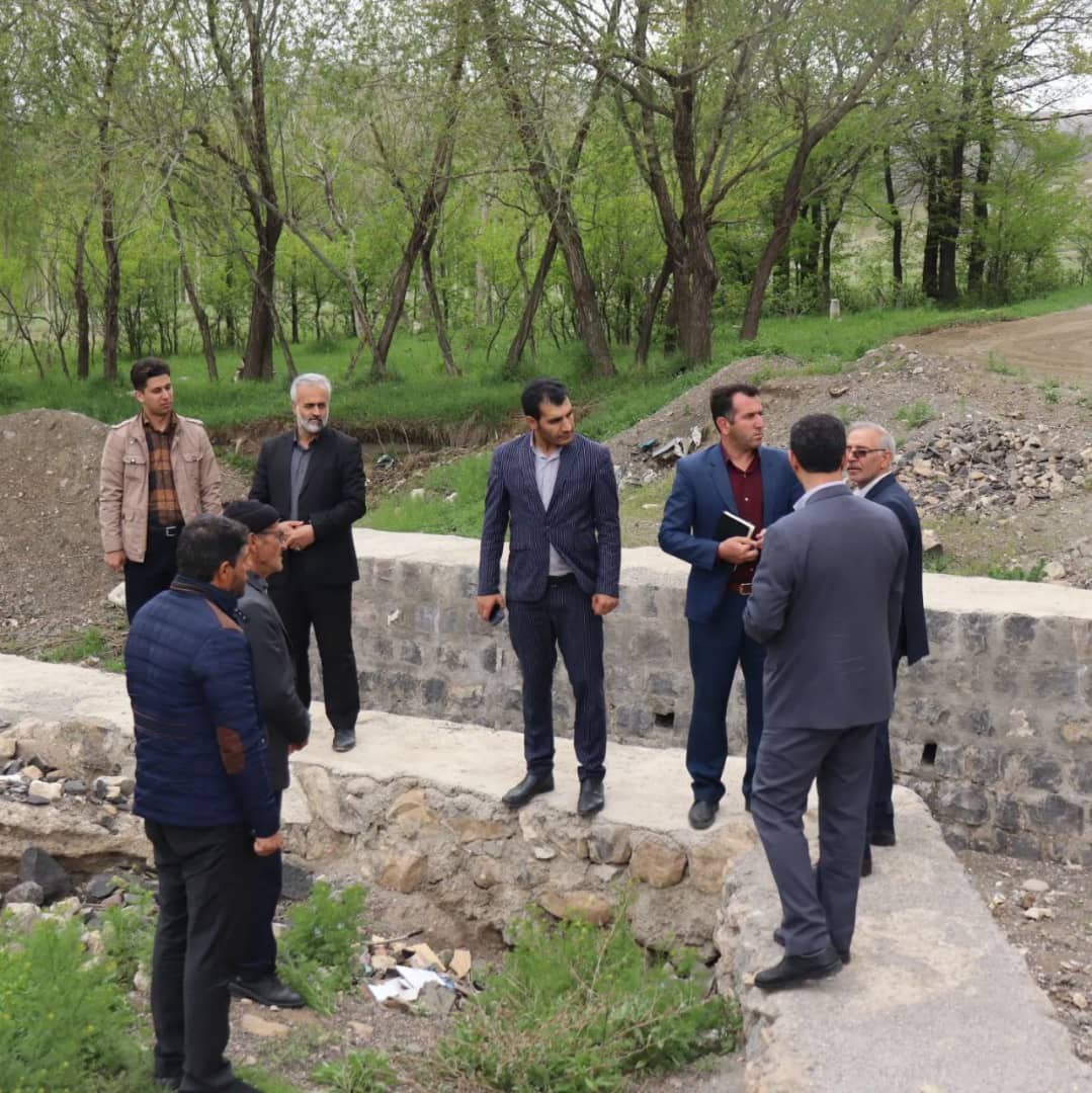 محمد رضا عبدالله نژاد فرماندار شهرستان چالدران به همراه معاونین خود با حضور در روستای مرزعه مسائل و مشکلات این روستا را از نزدیک مورد بحث و بررسی قرار داد.