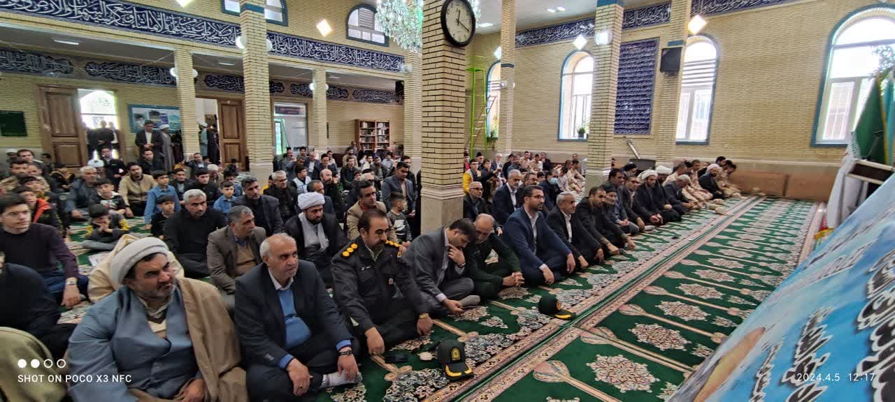 حضور محمد رضا عبداله نژاد فرماندار چالدران در نماز عبادی و سیاسی جمعه به امامت حجت الاسلام والمسلمین محمدزاده امام جمعه شهرستان و حضور پرشور مردم و مسئولین شهرستانی در مسجد جامع برگزار گردید .