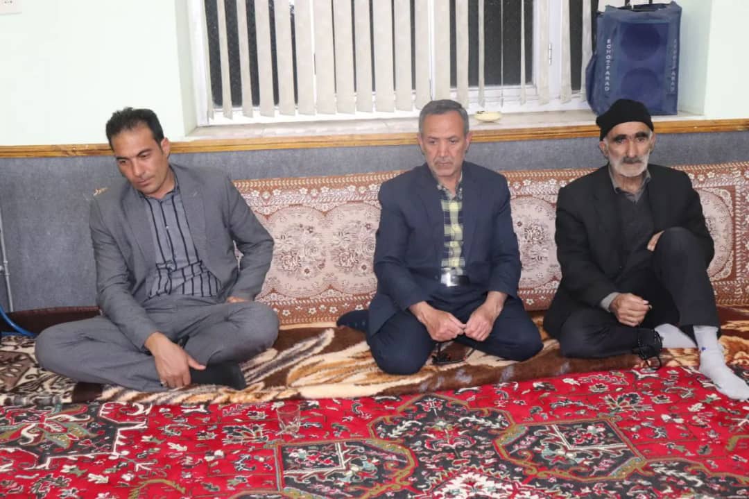 محمد رضاعبدالله نژاد فرماندار شهرستان چالدران با حضور در جمع نمازگزاران مسجدامام رضا (ع) ضمن دیدار با اهالی کوی ولیعصر مسائل و مشکلات اهالی این منطقه را از نزدیک مورد بحث بررسی قرار داد.