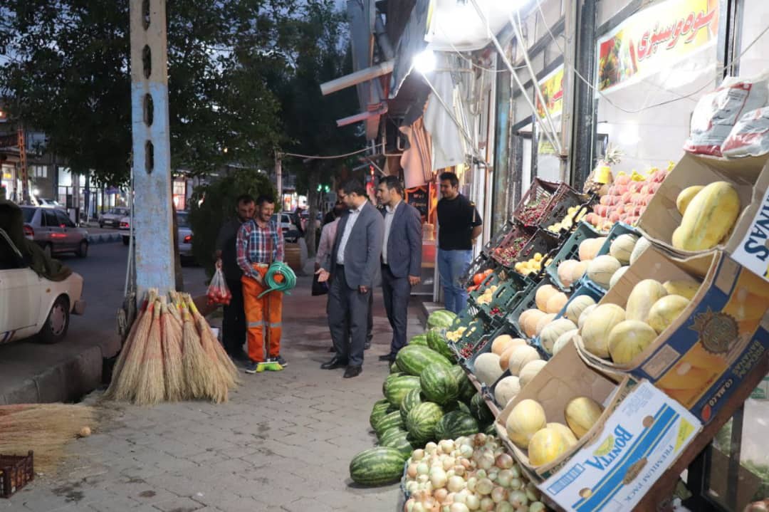 محمدرضا عبدالله نژاد فرماندار چالدران با هدف بررسی مسائل و مشکلات اصناف چالدران در بازار چالدران حضور یافت وبا تنی چند از اصناف این شهرستان به بحث و گفت و گو پرداخت.