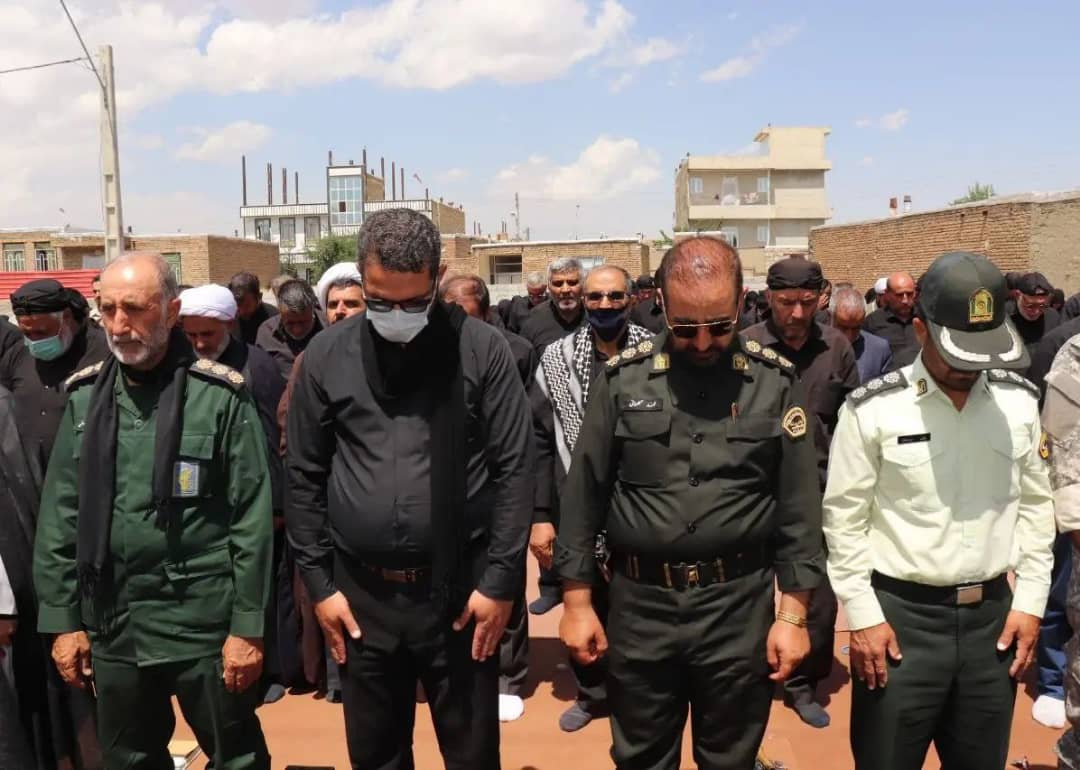 اقامه نماز ظهر عاشورا با حضور محمدرضا عبدالله نژاد فرماندار شهرستان چالدران در مزار شهدا ، به یاد شهدای دشت کربلا و اهمیت دادن به اقامه نماز در اول وقت