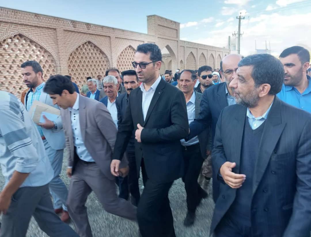 ضرغامی وزیر میراث فرهنگی و گردشگری و صنایع دستی درادامه سفر خود به چالدران به همراه عبدالله نژادفرماندار چالدران از مقبره سید صدرالدین بازدید نمودند.