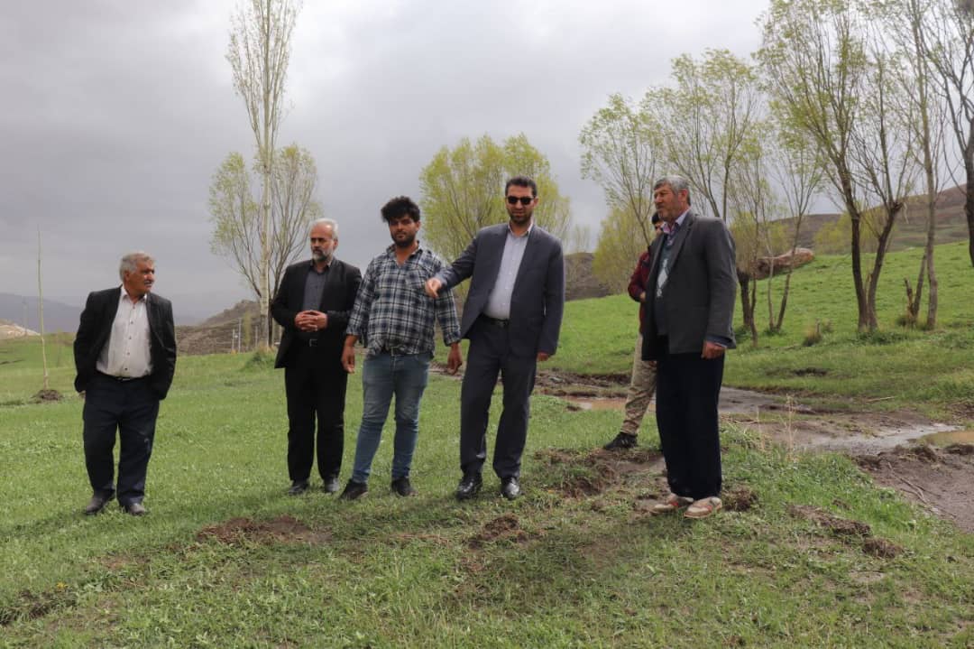 محمد رضا عبدالله نژاد فرماندار شهرستان چالدران به همراه معاونین خود با حضور در روستای آغ وران مسائل و مشکلات این روستا را از نزدیک مورد بررسی قرار داد .