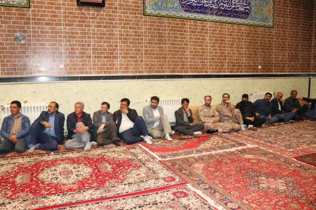  ✅محمد رضا عبدالله نژاد فرماندار شهرستان چالدران با حضور در مسجد جامع شهر آواجیق در قالب دیدار چهره به چهره مسائل و مشکلات مردم را مورد بررسی قرار داد.