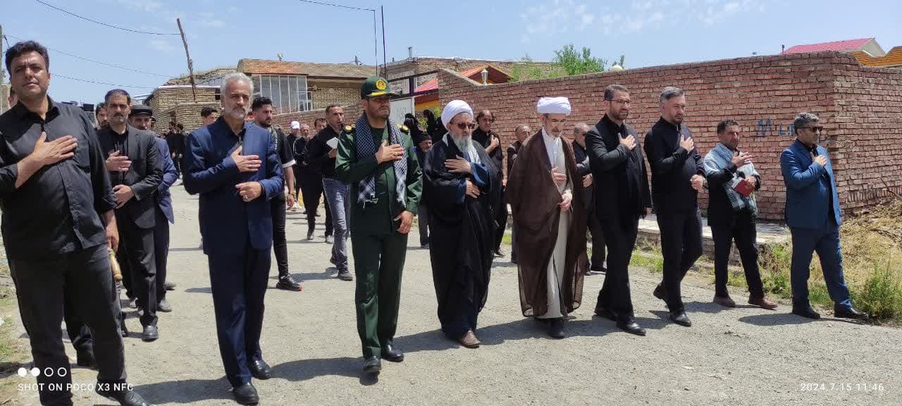 همزمان با تاسوعای حسینی محمد رضا عبداله نژاد فرماندار چالدران، به همراه امام جمعه محترم شهرستان و مسئولین شهرستانی با حضور در بین عزاداران روستای شادلوی سفلی بخش دشتک به عزاداری سید و سالار شهیدان پر