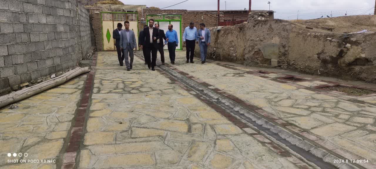 فرماندار چالدران به همراه بخشدار مرکزی از روند اجرائی طرح هادی در روستای قادو کندی بازدید کرد