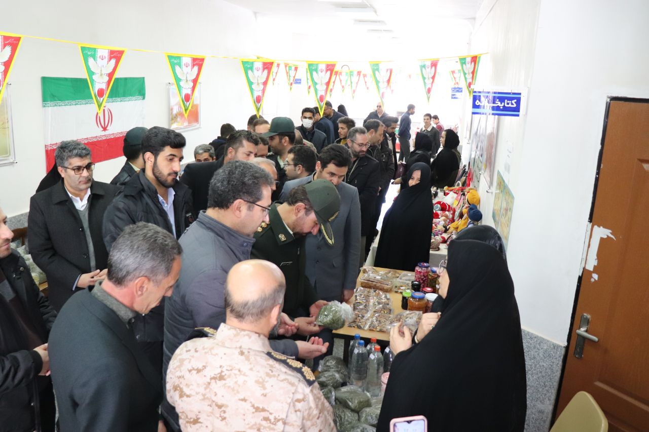 با حضور محمدرضا عبدالله نژاد فرماندار چالدران و اعضای شورای اداری نمایشگاه توانمندیهای بانوان و دانشجویان دانشگاه پیام نور شهرستان چالدران افتتاح شد .