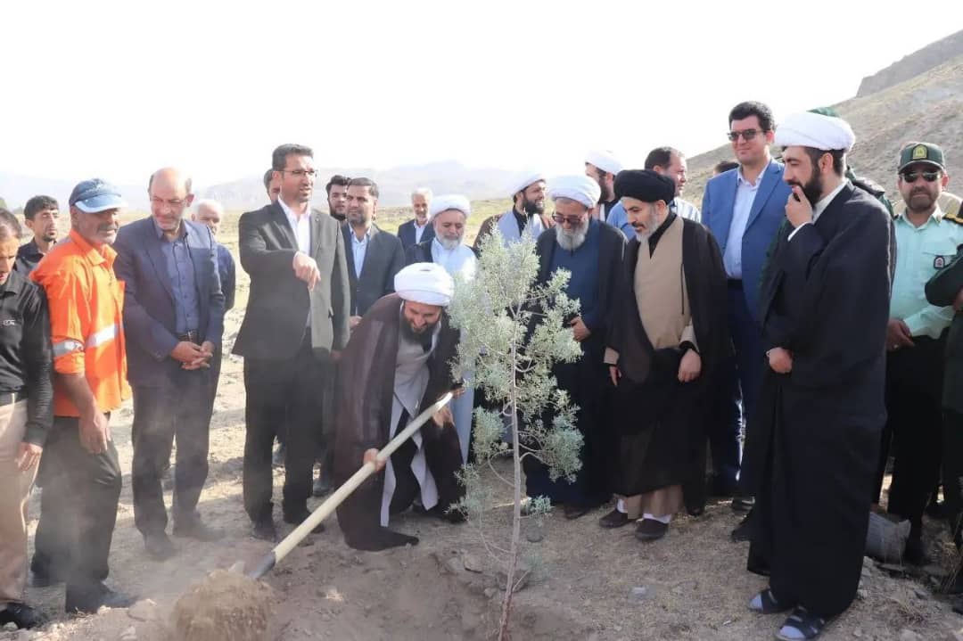 کاشت ٢٠ نهال سرو به یاد شهدای نبرد چالدران با حضور فرماندار شهرستان چالدران