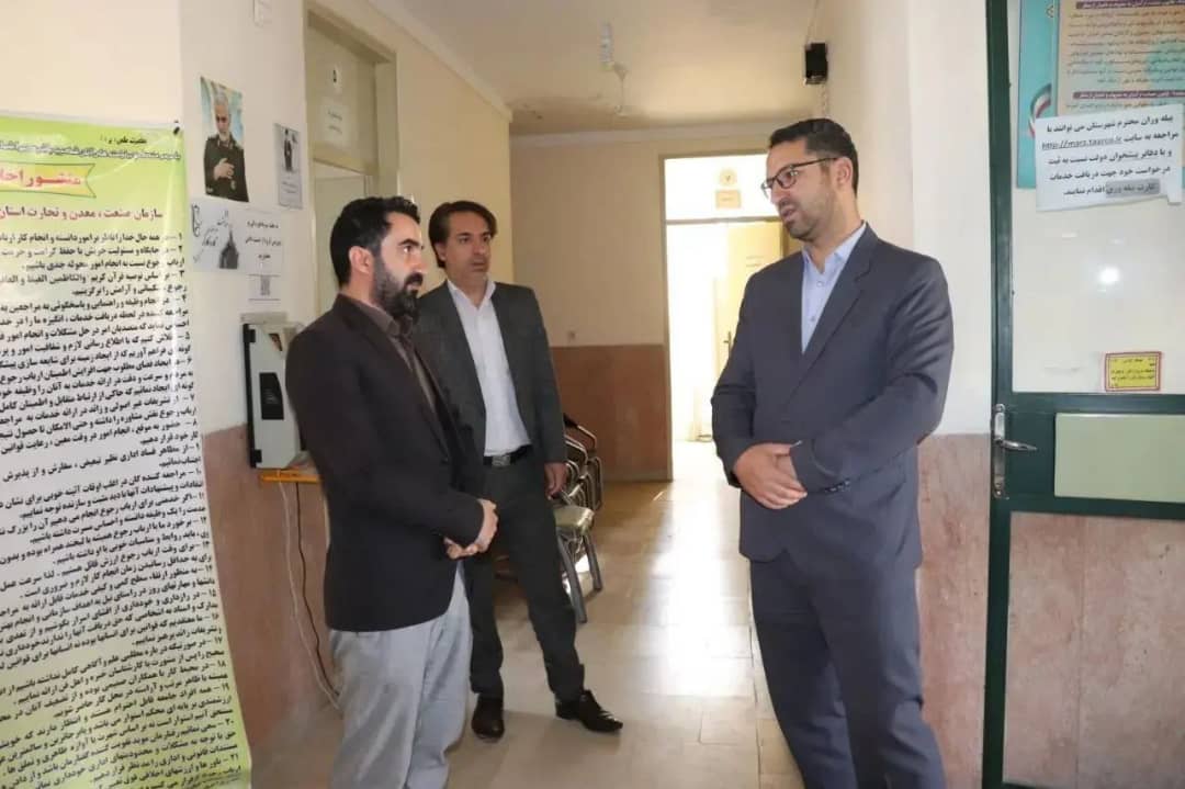 محمدرضا عبدالله نژاد فرماندار شهرستان چالدران امروز صبح در نخستین لحظه ساعات اداری ، به صورت سرزده از ادارات صنعت و معدن و اداره تعاون، کار ورفاه امور اجتماعی بازدید کرد .