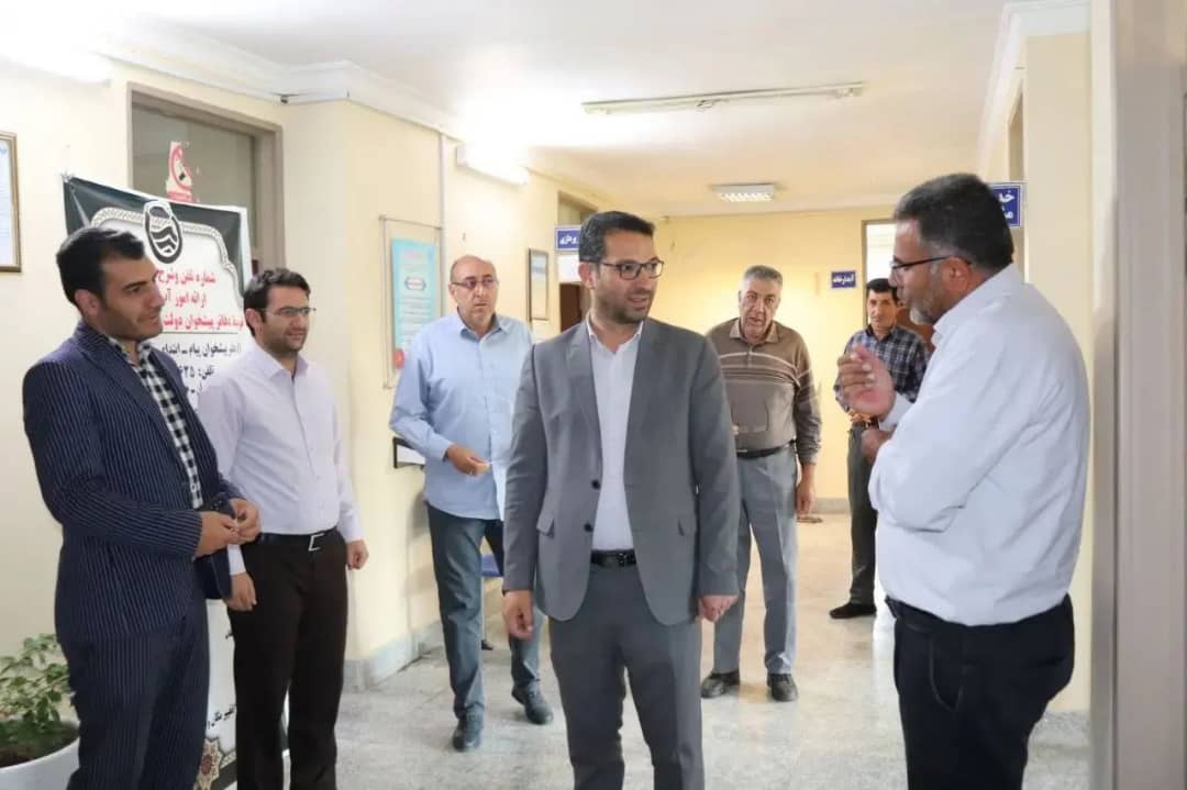 محمدرضا عبدالله نژاد فرماندار شهرستان چالدران در نخستین لحظه ساعات اداری ، به صورت سرزده از ادارات گاز ، دامپزشکی، آب و فاضلاب و منابع آب بازدید کرد .
