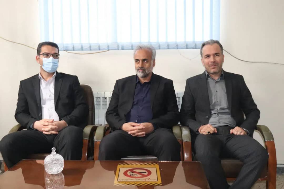 محمد رضا عبدالله نژادفرماندار شهرستان چالدران  به همراه ابراهیم زاده معاون سیاسی ،امنیتی و اجتماعی فرماندار  به صورت سرزده از اداره پست چالدران بازدید کرد.