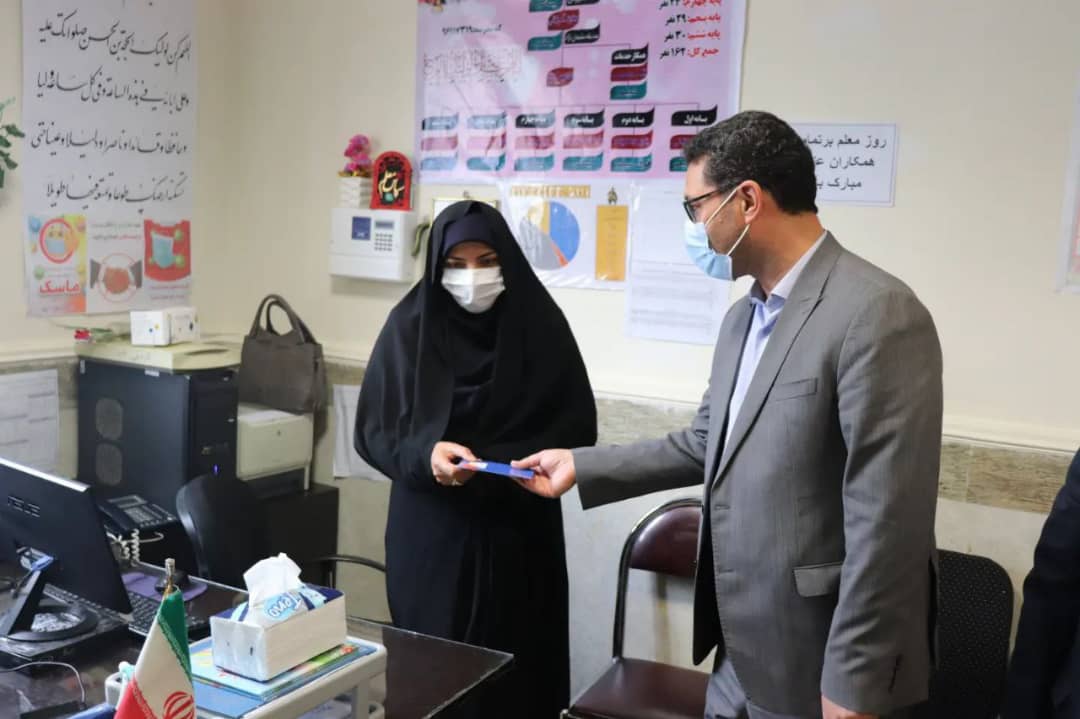 به مناسبت گرامی داشت  هفته معلم محمد رضا عبدالله نژاد فرماندارشهرستان چالدران در مدارس چالدران حضور یافت و ضمن تبریک هفته معلم  با  معلمان و دانش آموزان دیدار نمودند.