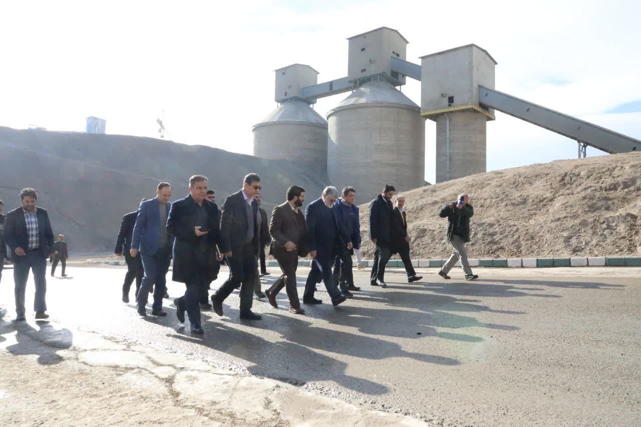 بازدید استاندار آذربایجان غربی از شرکت سیمان آذرآبادگان خوی