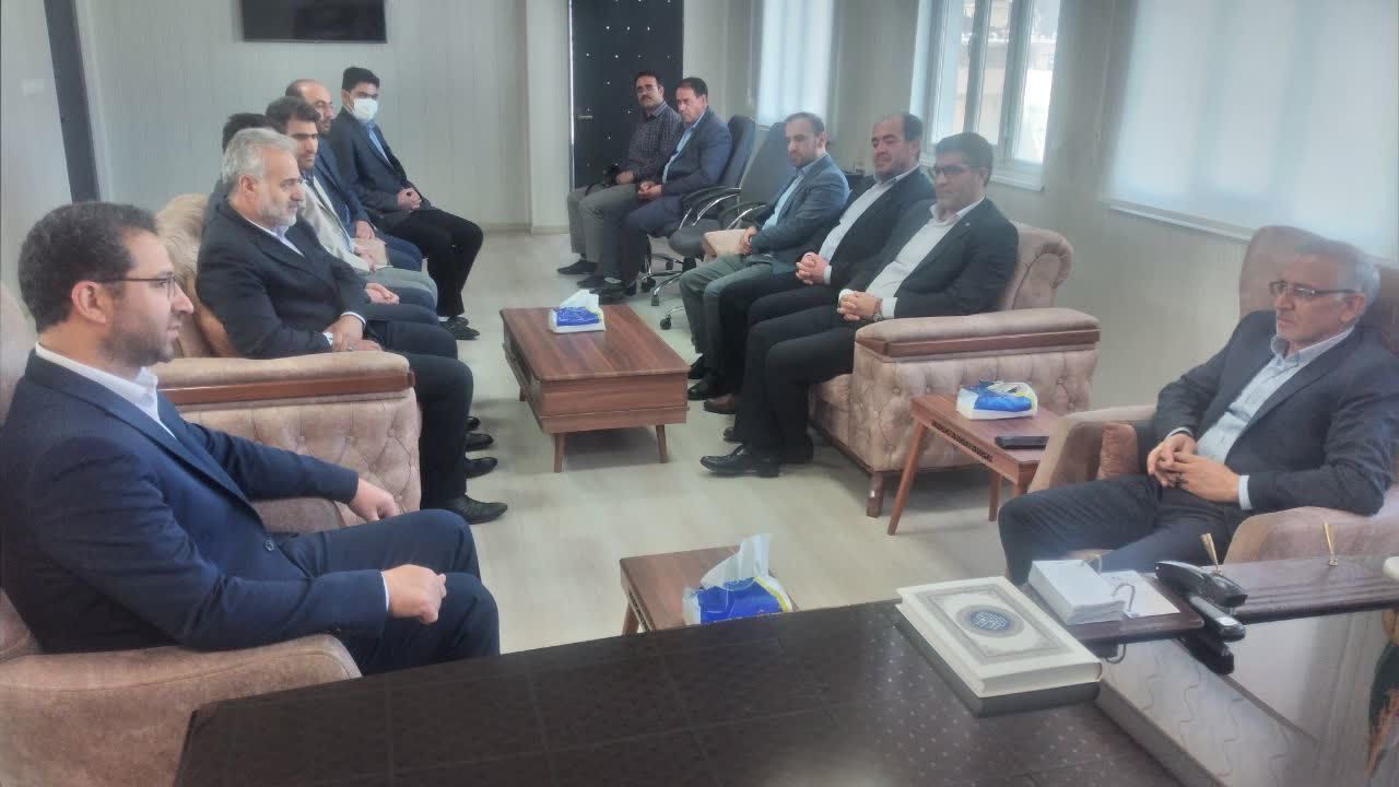 دیدار کارکنان فرمانداری شهرستان چالدران با محمدرضا عبدالله نژاد فرماندار به مناسبت سال نو
