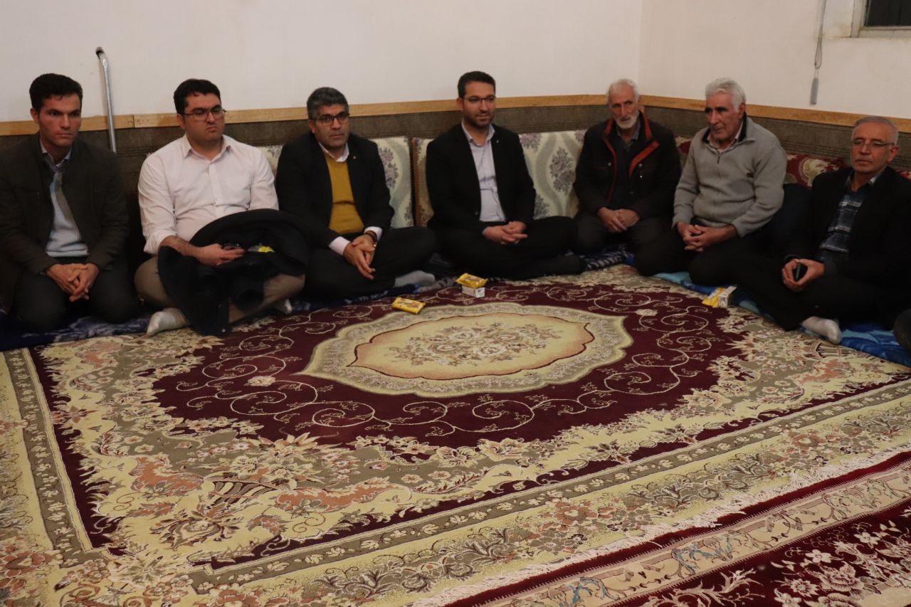 محمدرضا عبدالله نژاد فرماندار چالدران به منظور بررسی مسائل و مشکلات روستای قره آغل از نزدیک با مردم این روستا دیدار و به بحث و گفتگو پرداخت .
