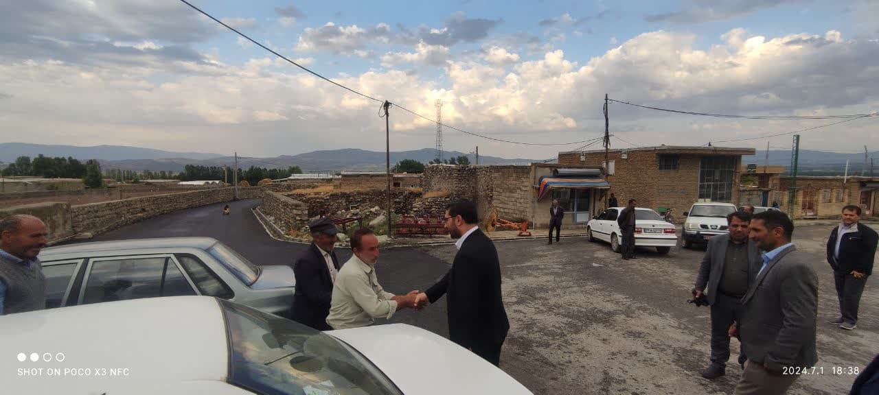 بازدید محمد رضا عبداله نژاد فرماندار چالدران از طرح آسفالت معابر روستای سعدل