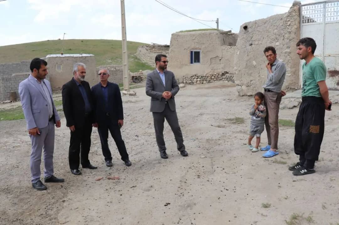 محمدرضا عبدالله نژاد فرماندار چالدران در جهت بررسی مسائل و مشکلات روستای مشهد کندی از توابع بخش مرکزی این شهرستان از نزدیک با مردم این روستا دیدار و مشکلات آنان مورد بحث و بررسی قرار داد .