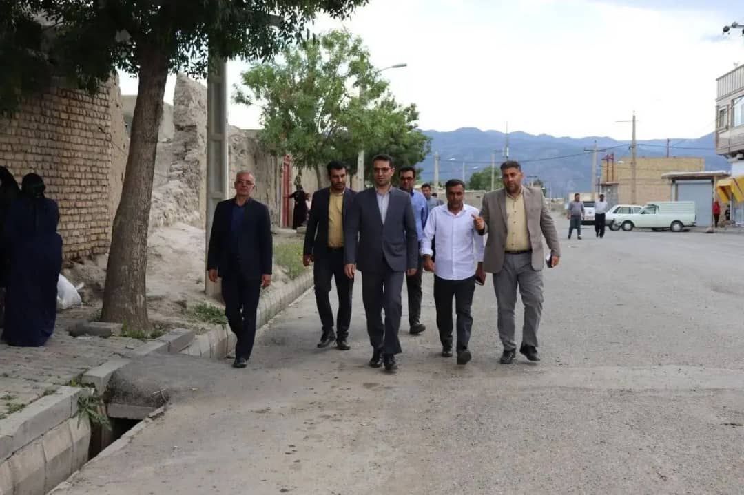 محمد رضا عبدالله نژاد فرماندار شهرستان چالدران از واحدهای مسکونی و معابر عمومی حاشیه نشین خیابان ولی عصر شهر سیه چشمه بازدید نمودند.
