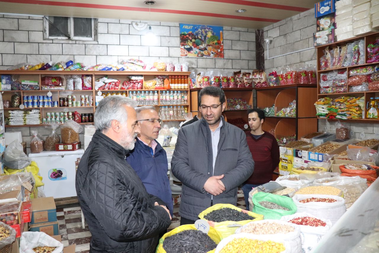 محمدرضا عبدالله نژاد فرماندار چالدران با حضور میدانی در بازار عرضه کالا ، بازار شب یلدا را بررسی کرد.
