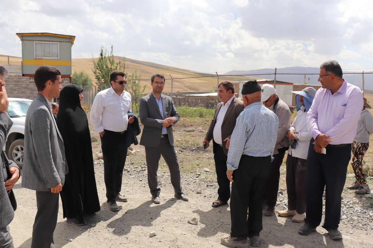محمدرضا عبدالله نژاد فرماندار چالدران به همراه تعدادی از اعضای شورای اداری در روستای جبارلو از توابع بخش دشتک حضور یافت و مسائل و مشکلات این روستا را از نزدیک مورد بررسی قرار داد .