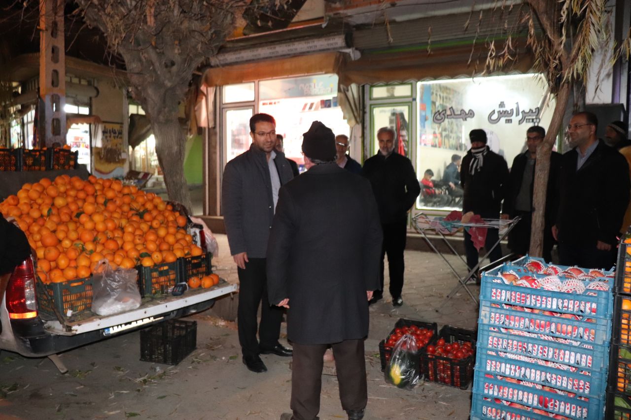 محمدرضا عبدالله نژاد فرماندار چالدران با حضور میدانی در بازار عرضه کالا ، بازار شب یلدا را بررسی کرد.