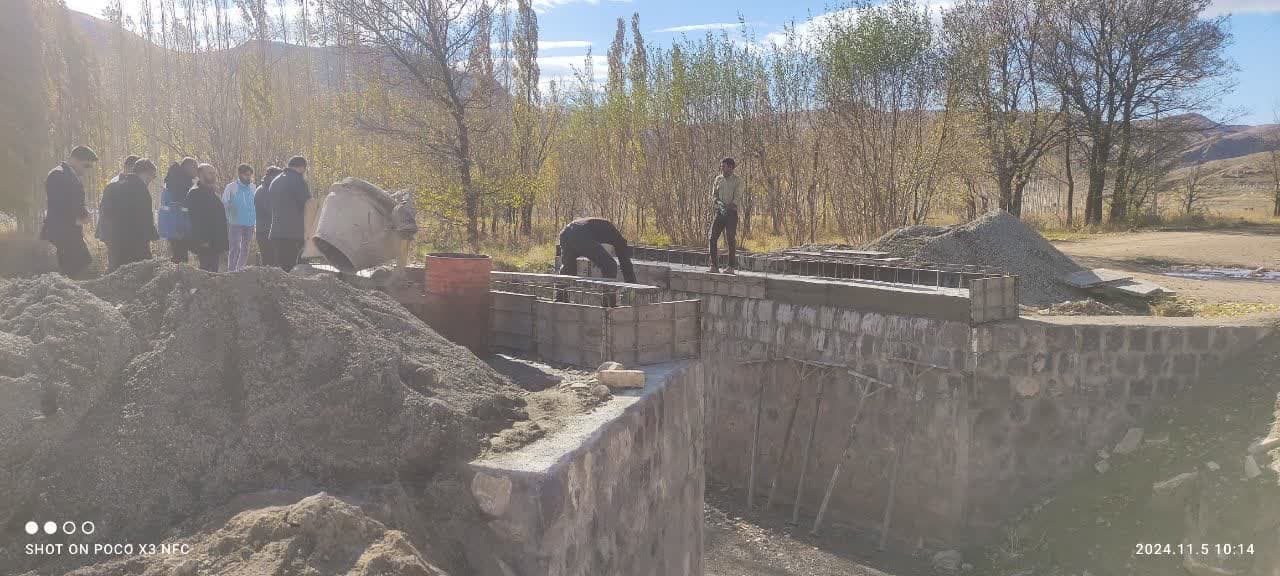 محمد رضا عبدالله نژاد فرماندار چالدران به همراه بخشدار مرکزی از روند اجرایی پل روستای مزرعه بازدید کرد