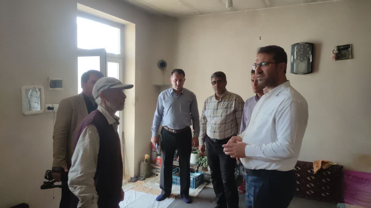 💢محمد رضا عبدالله نژاد فرماندار چالدران از یک خانواده معلول در روستای جغال بازدید و بر رفع برخی از مشکلات این خانواده در کمترین زمان ممکن قول مساعد داد