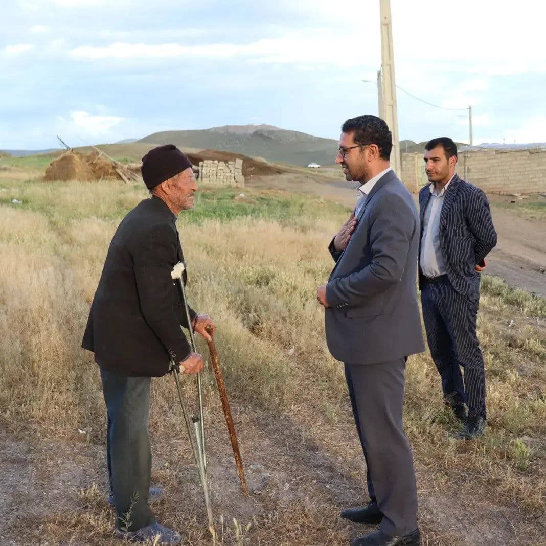 محمدرضا عبدالله نژاد فرماندار شهرستان چالدران در راستای بررسی نتایج سفرهای روستایی خود در روستای شاه گلن این شهرستان حضور یافت .