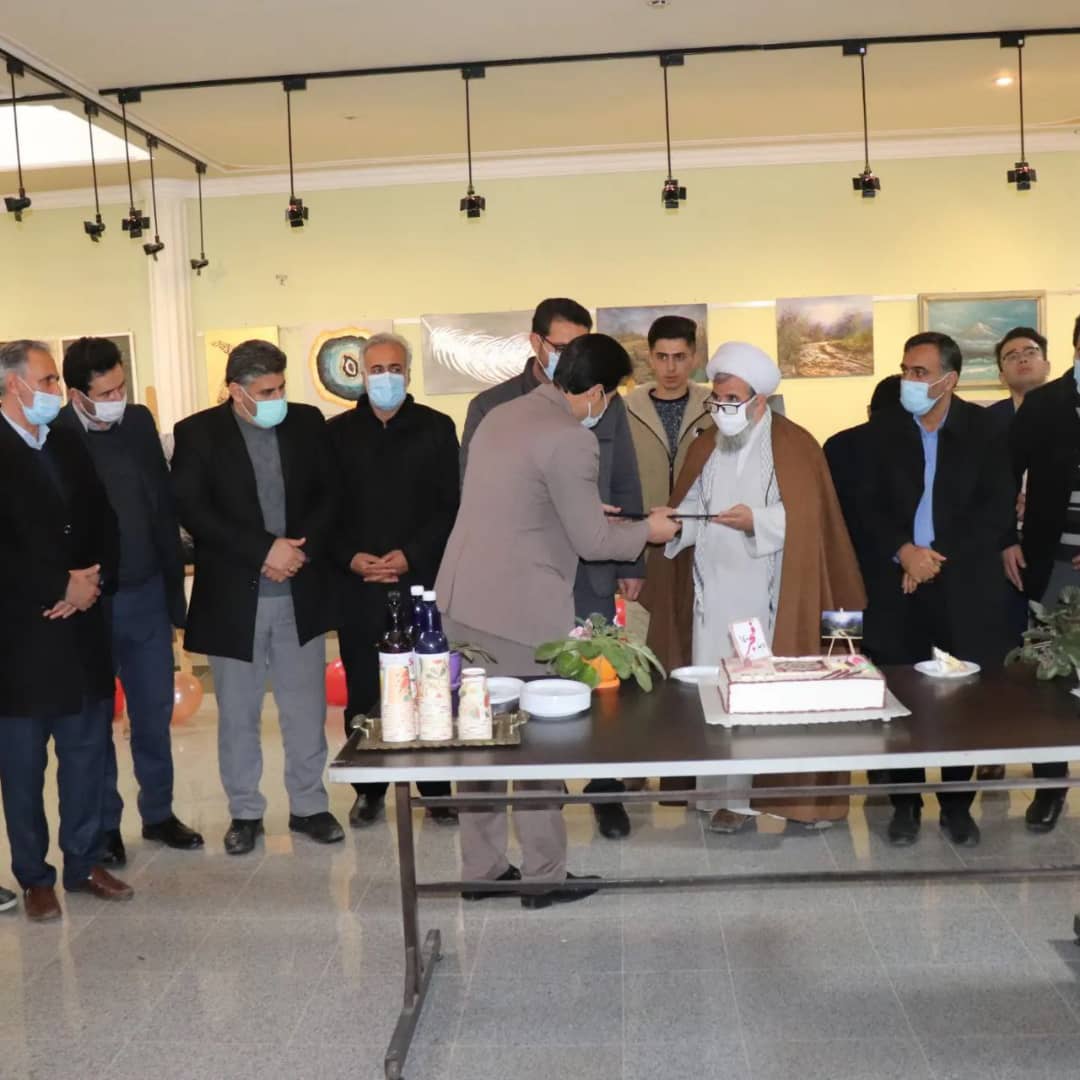 ✅در هشتمین روز از ایام الله دهه مبارک فجر با حضور عبدالله نژاد فرماندار شهرستان چالدران، نمایشگاه آثار هنری هنرمندان شهرستان چالدران افتتاح شد