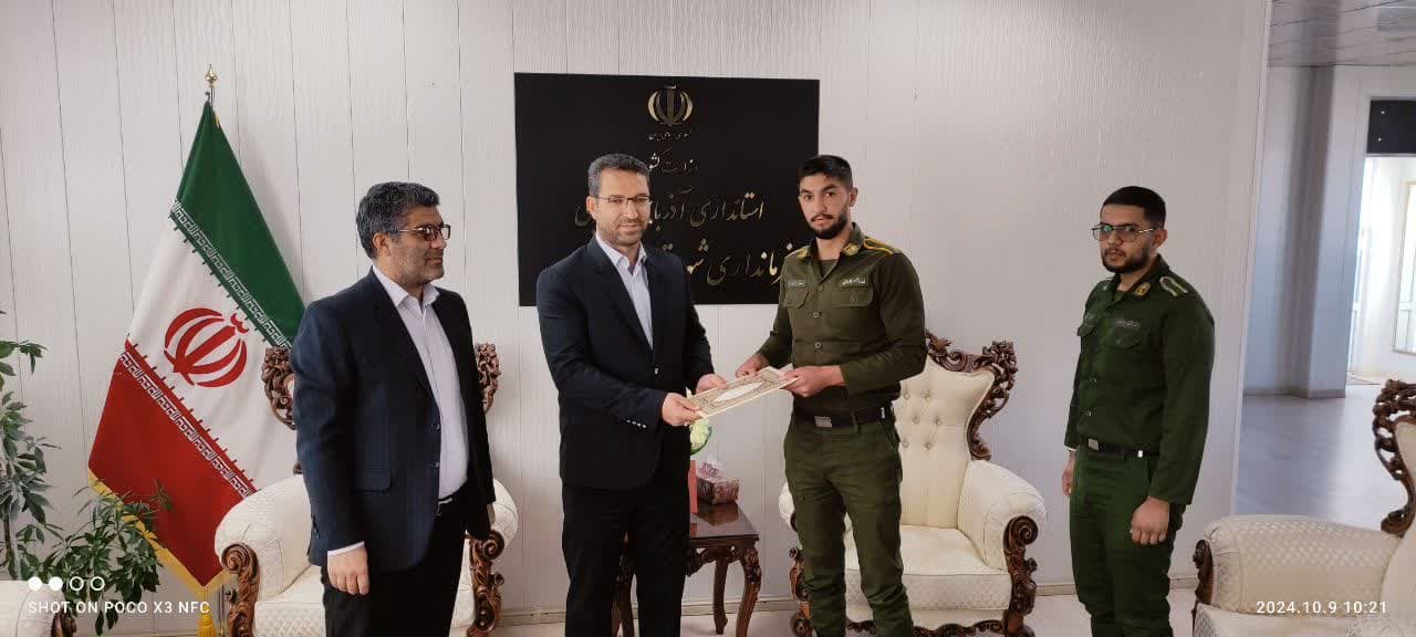تجلیل و قدردانی محمد رضا عبدالله نژاد فرماندار چالدران از نیرو های انتظامی مستقر در مجموعه فرمانداری شهرستان چالدران به مناسبت هفته نیروی انتظامی
