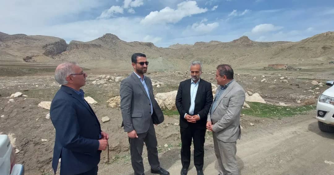 محمدرضا عبدالله نژاد فرماندار شهرستان چالدران به همراه معاونین خود از عملیات مقاوم سازی پل در حال تخریب ما بین روستای مزرعه به طرف بارون بازدید کرد.