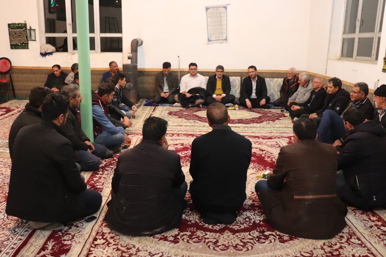 محمدرضا عبدالله نژاد فرماندار چالدران به منظور بررسی مسائل و مشکلات روستای قره آغل از نزدیک با مردم این روستا دیدار و به بحث و گفتگو پرداخت .