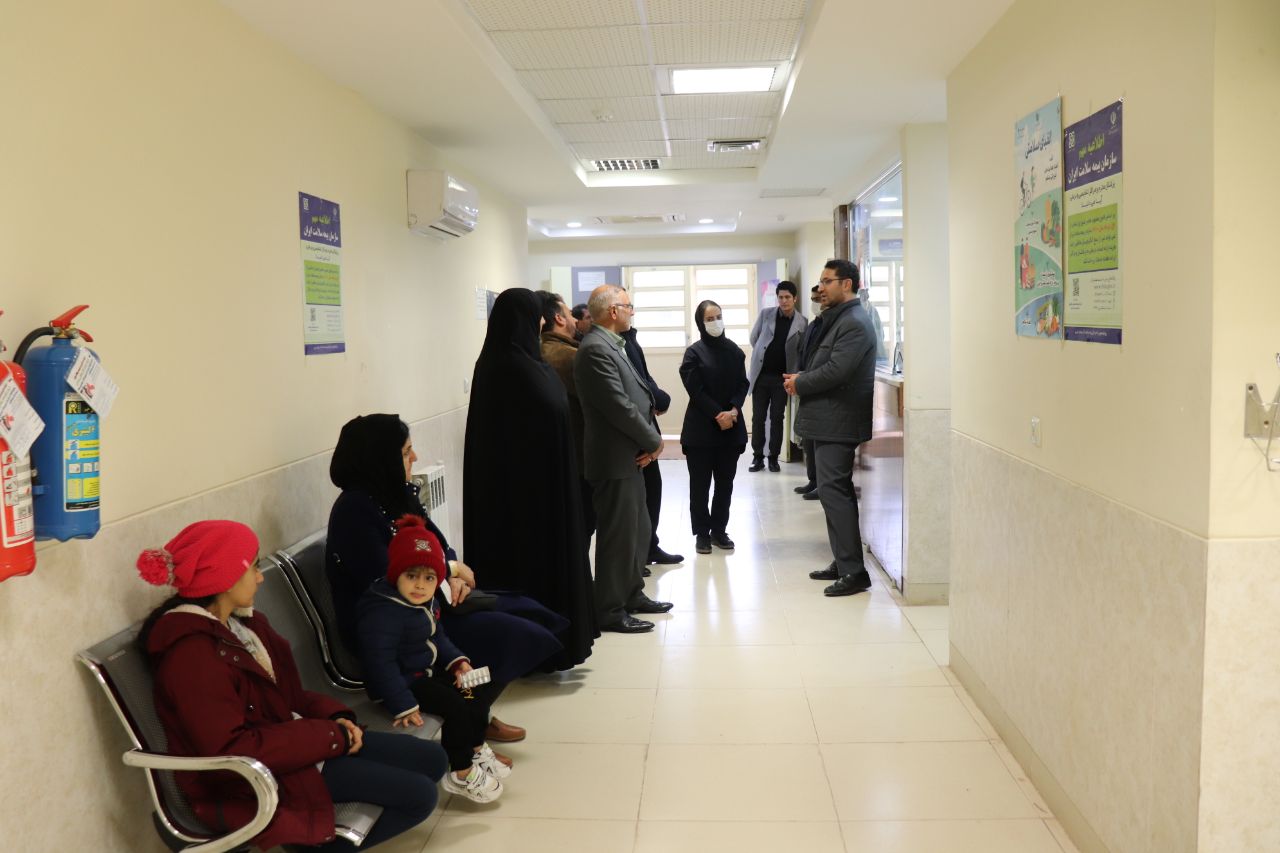 فرماندار چالدران به همراه موسوی بخشدار دشتک و دکتر علیزاده رئیس شبکه بهداشت ودرمان ازروند ارائه خدمات درمانی و بهداشتی مرکز جامع سلامت شهر آواجیق بازدید وبا پرسنل این مرکز دیدار و گفتگو کرد .