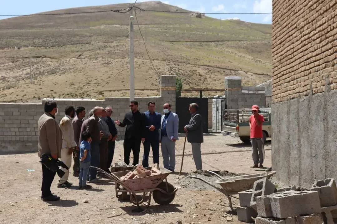 محمد رضا عبدالله نژاد فرماندار شهرستان چالدران به همراه کواکبی معاون برنامه ریزی و امور عمرانی فرماندار از روند اجرایی طرح ساماندهی معابر روستای شاه منصور واقع در بخش مرکزی چالدران بازدید کردند .