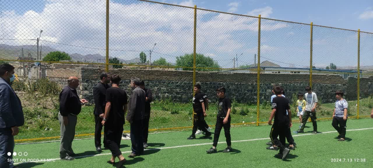 💢محمد رضا عبداله نژاد فرماندار چالدران از چمن ورزشی مصنوعی روستای عرب دیزج بازدید کرد