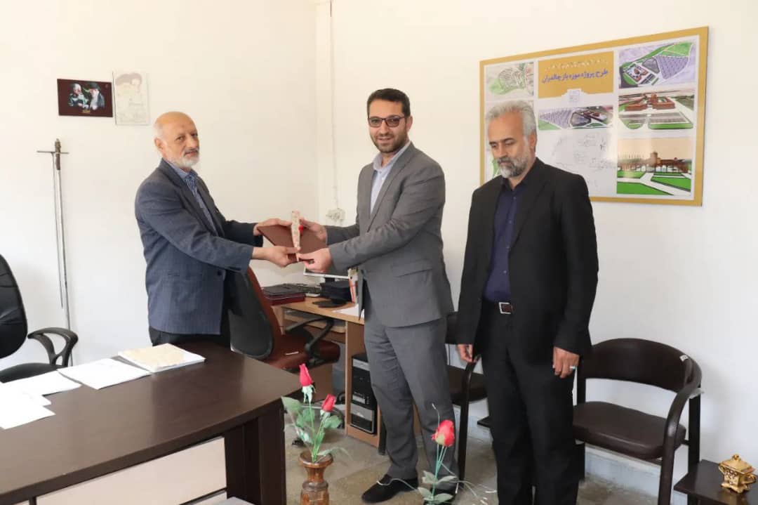 به مناسبت گرامی داشت روز جهانی موزه ها و  هفته میراث‌فرهنگی  محمد رضا عبدالله نژاد فرماندار شهرستان چالدران  در محل اداره میراث فرهنگی ، گردشگری وصنایع دستی چالدران  حضور یافت.