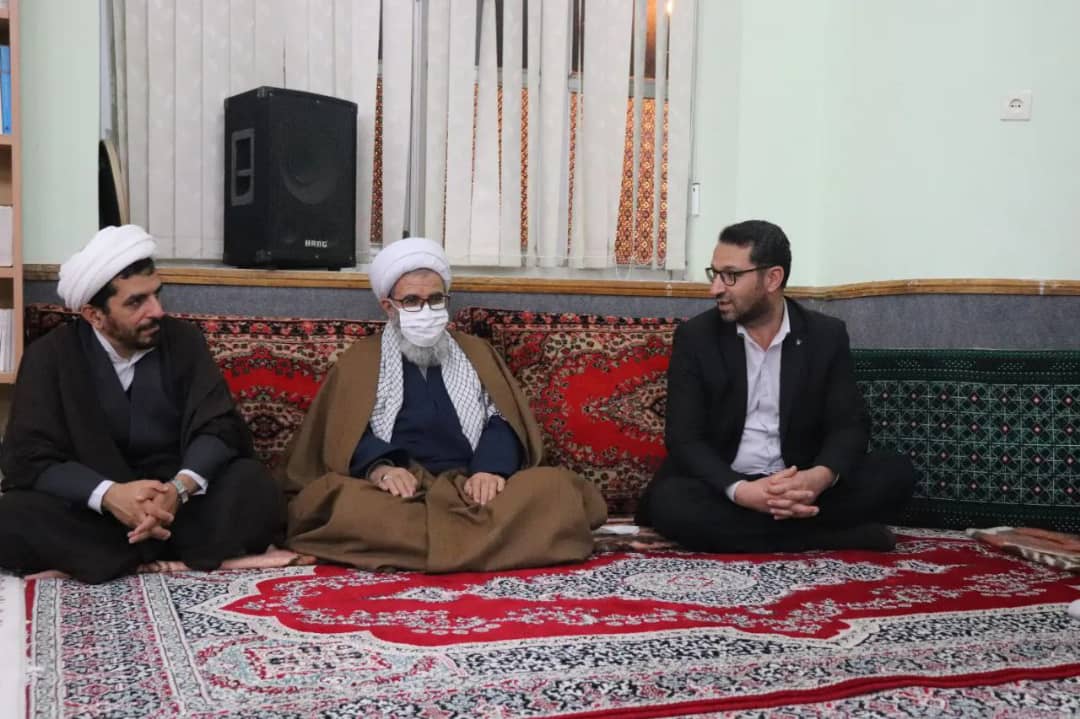 محمد رضاعبدالله نژاد فرماندار شهرستان چالدران با حضور در جمع نمازگزاران مسجدامام رضا (ع) ضمن دیدار با اهالی کوی ولیعصر مسائل و مشکلات اهالی این منطقه را از نزدیک مورد بحث بررسی قرار داد.