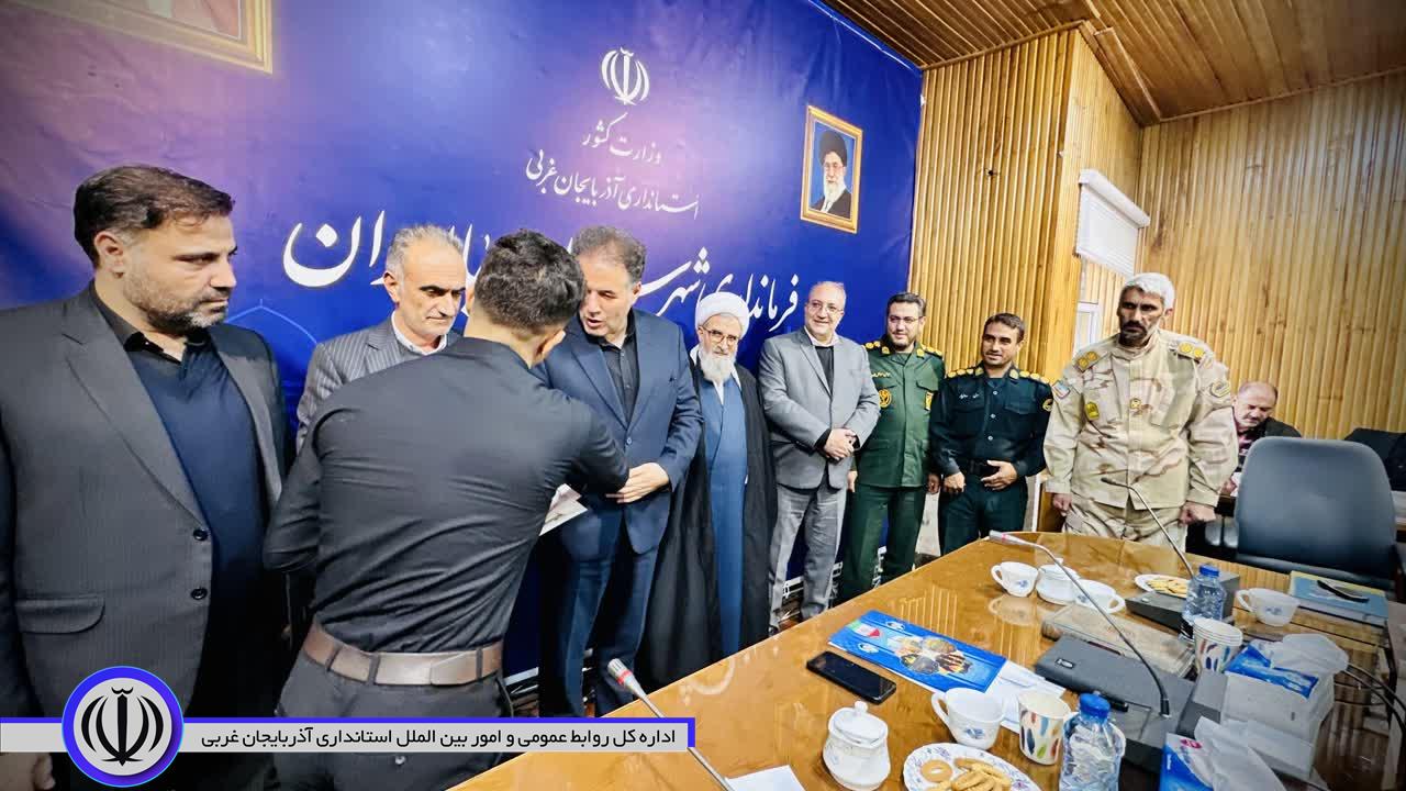 تجلیل فرماندار از دو مدال‌آور کشوری کاراته و پاورلیفتینگ در جلسه شورای اداری