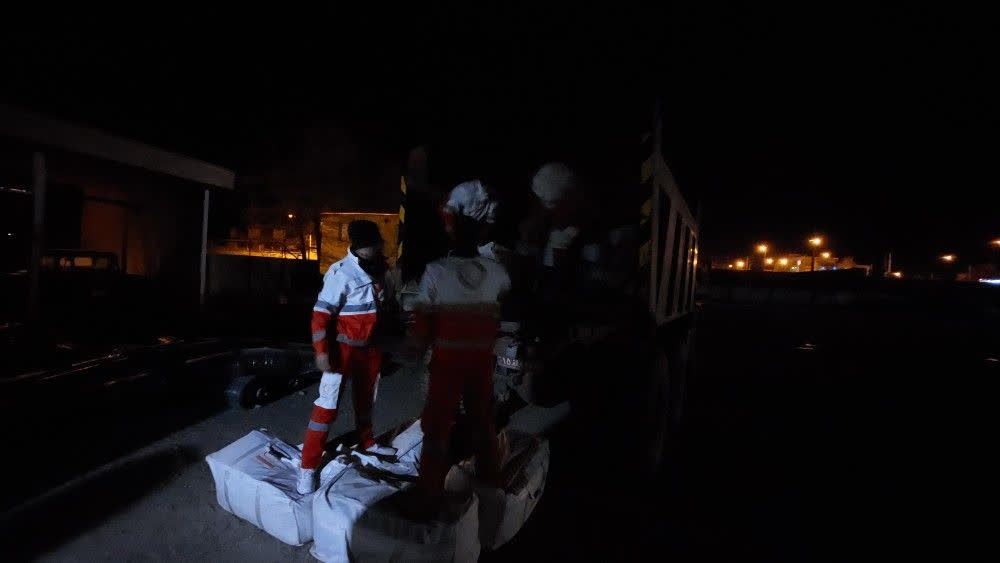 بارگیری سومین مرحله از کمک های امدادی جمعیت هلالاحمر شامل 175 دستگاه چادر جهت ارسال به مناطق زلزله زده شهرستان خوی با همکاری فرمانداری ،راهداری و حمل و نقل جادهای ،شهرداری و هلالاحمر چالدران