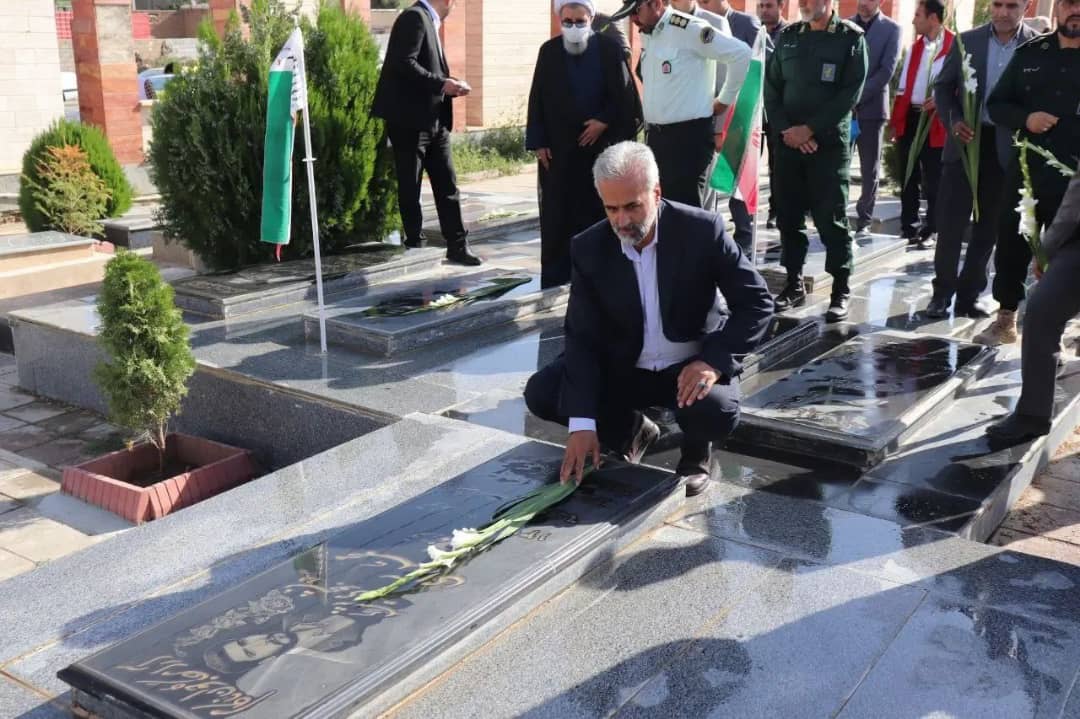 همزمان با اولین روز از هفته دولت با حضور محمدرضا عبدالله نژاد فرماندار شهرشتان چالدران مراسم غبارروبی و عطر افشانی مزار شهدا در چالدران برگزار شد .