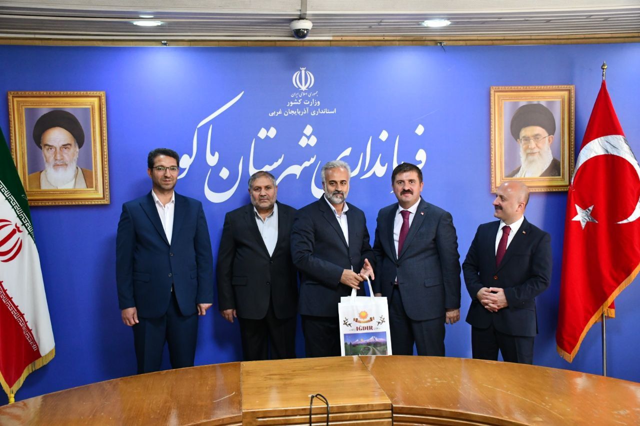 اهدای هدایا به رسم یاد بود از طرف والیان آغری و ایغدر به فرمانداران ماکو و چالدران