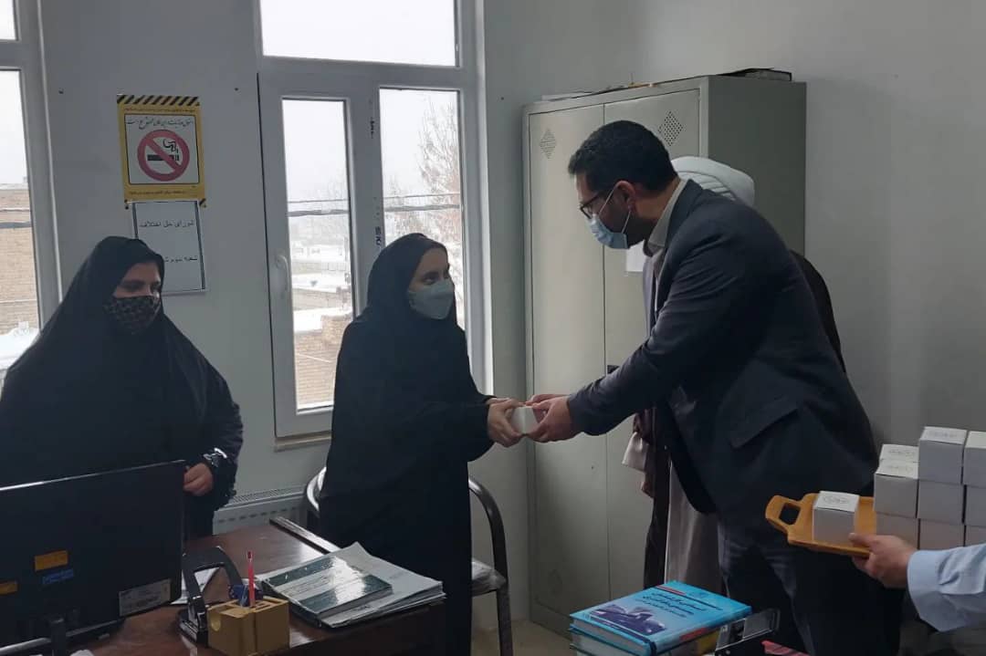 ✅عبدالله نژاد فرماندار چالدران به همراه حجت الاسلام والمسلمین واحدی فرد رئیس دادگستری با حضور در محل دفتر شورای حل اختلاف دادگستری چالدران ضمن بررسی مسائل آنان ازخدمات آنان نیز تجلیل نمودند.