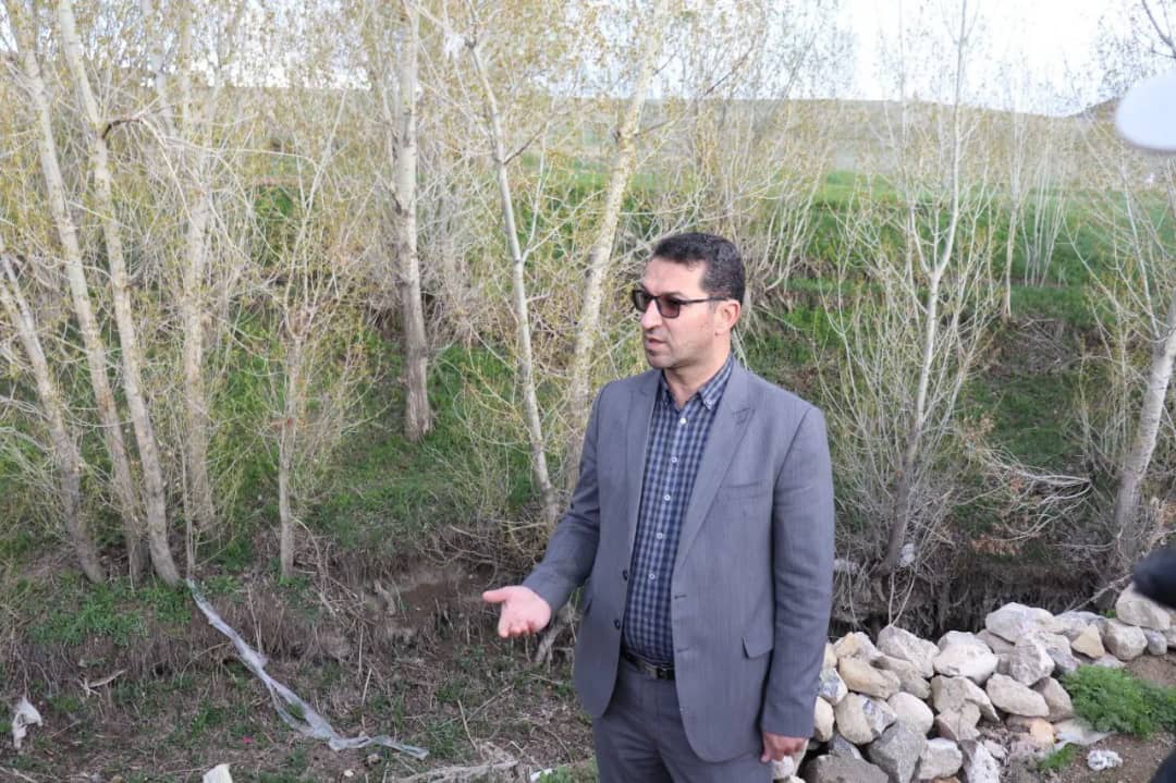 محمد رضا عبدالله نژاد فرماندار شهرستان چالدران با حضور در روستای جلیل کندی مسائل و مشکلات این روستا را از نزدیک مورد بحث و بررسی قرار دادند.