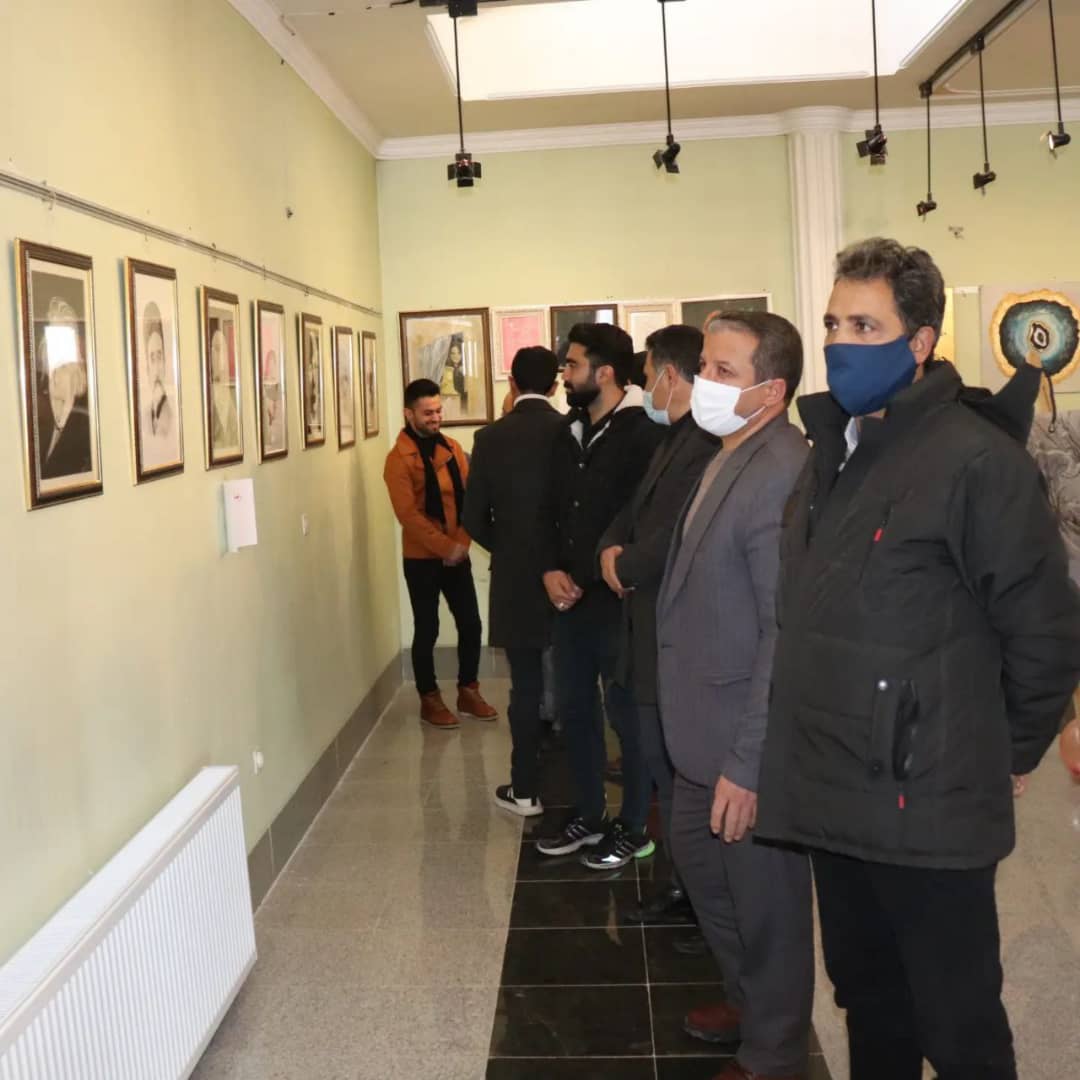✅در هشتمین روز از ایام الله دهه مبارک فجر با حضور عبدالله نژاد فرماندار شهرستان چالدران، نمایشگاه آثار هنری هنرمندان شهرستان چالدران افتتاح شد