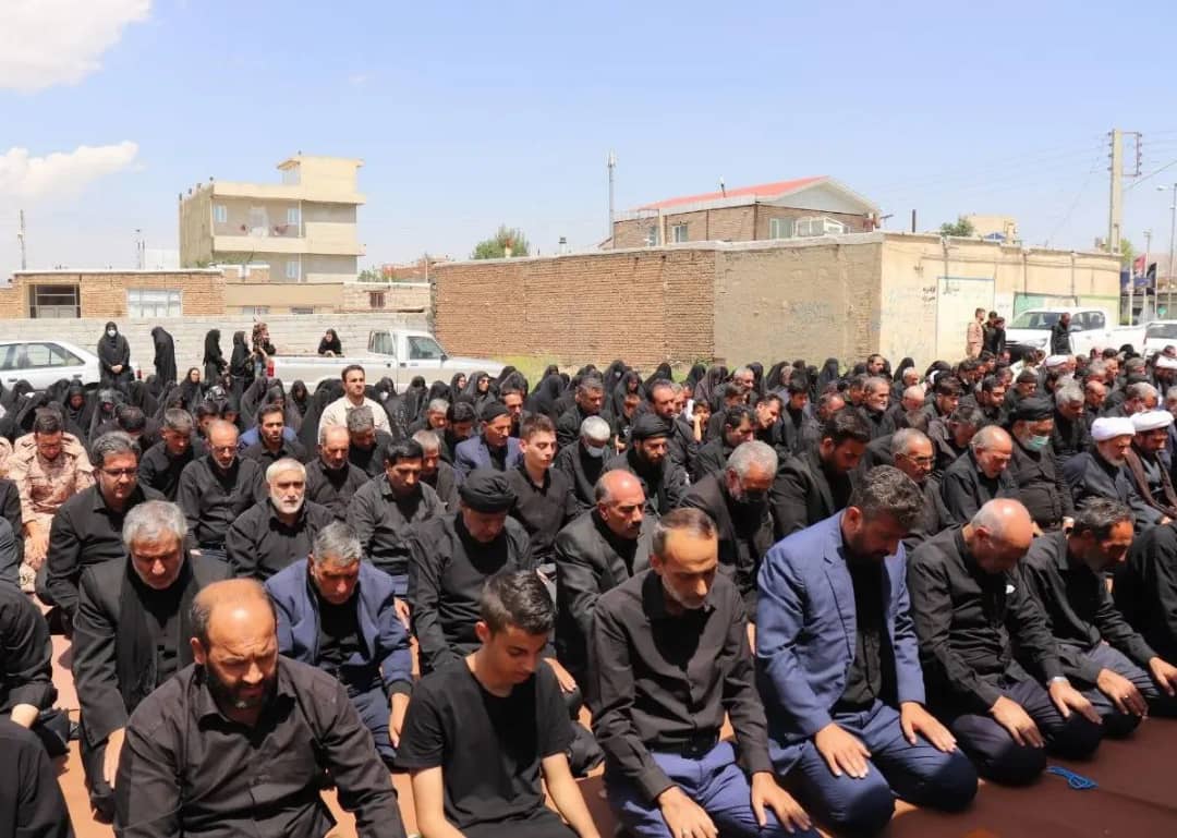 اقامه نماز ظهر عاشورا با حضور محمدرضا عبدالله نژاد فرماندار شهرستان چالدران در مزار شهدا ، به یاد شهدای دشت کربلا و اهمیت دادن به اقامه نماز در اول وقت