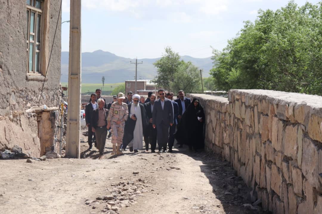 محمدرضا عبدالله نژاد فرماندار چالدران در روستای دلک وردی حضور یافت و ضمن دیدار با اهالی روستا از نزدیک از روند اجرایی احداث دیوارساحلی این روستا بازدید نمودند.