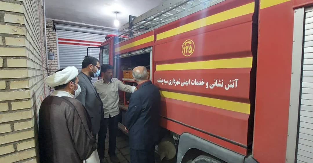 محمد رضا عبدالله نژاد فرماندار شهرستان چالدران به همراه حجت الاسلام والمسلمین محمد زاده امام جمعه شهرستان، از ایستگاه آتش نشانی شهرداری سیه چشمه بازدید کرد.