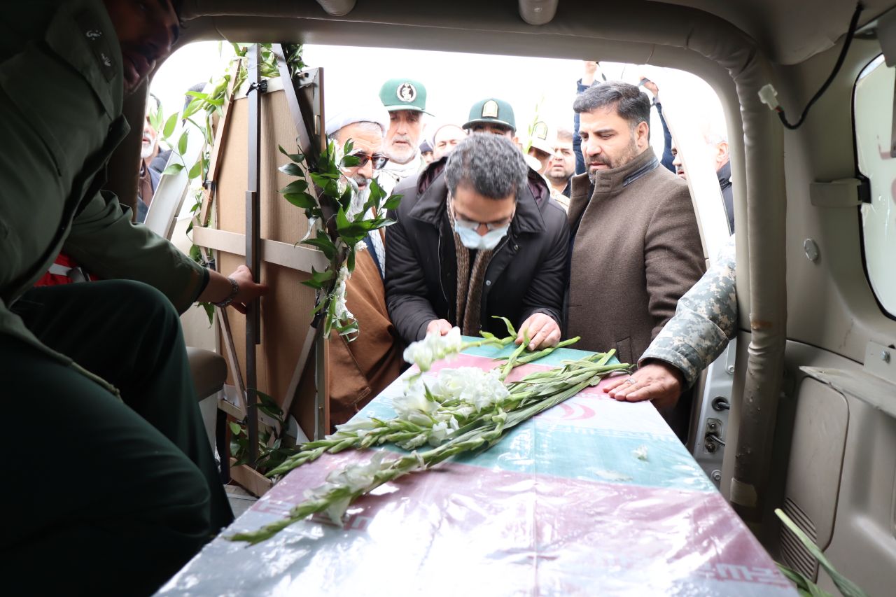 آئین استقبال از پیکر شهید گمنام در شهرستان چالدران با حضور محمدرضا عبدالله نژاد فرماندار ، حجت الاسلام والمسلمین محمدزاده امام جمعه ، اعضای شورای تامین ، شورای اداری برگزار شد.