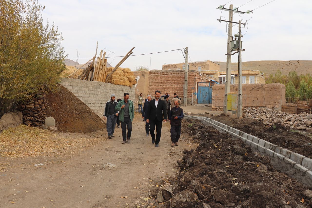 بازدید فرماندار از روند اجرای پروژه عمرانی در روستای حالحال بخش دشتک