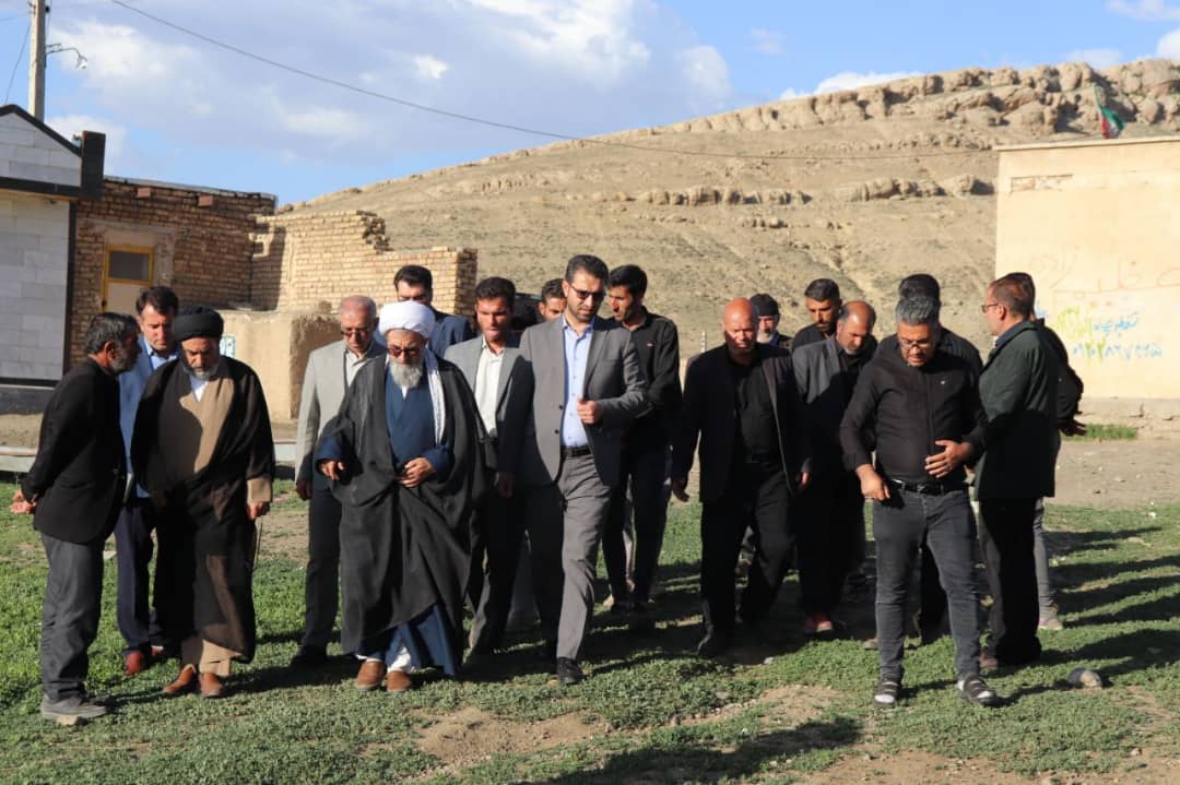 محمدرضا عبدالله نژاد فرماندار چالدران ضمن دیدار با مردم روستای عرفات از نزدیک مسائل و مشکلات اهالی روستا مورد بحث و بررسی قرار داد .